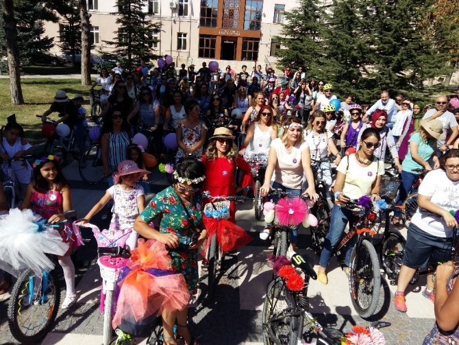 Süslü kadınlar bisiklet turu renkli görüntülere sahne oldu