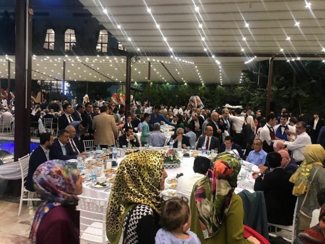 Eski Başbakan Davutoğlu Malatya’da düğüne katıldı