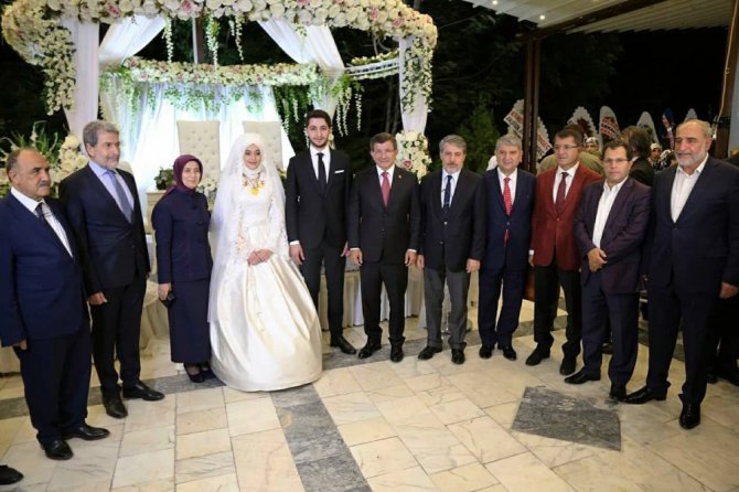 Eski Başbakan Davutoğlu Malatya’da düğüne katıldı