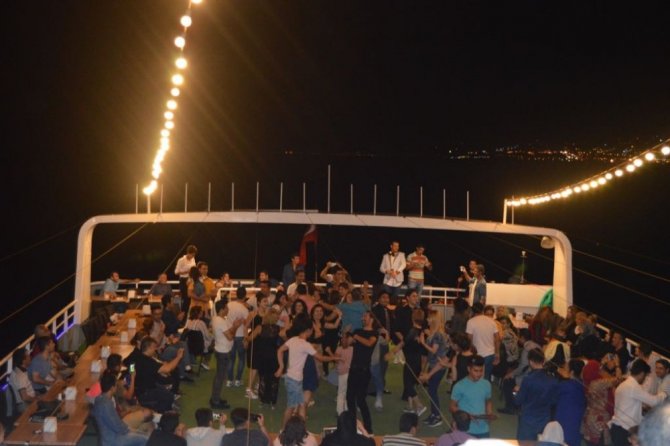 İranlı turistler Trabzon’da tekne turlarında gönüllerince eğleniyor
