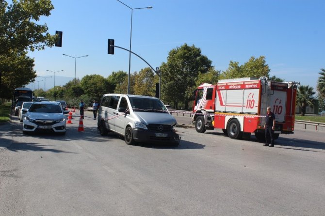 Yeşil ışığın kendisine yandığını zanneden sürücü kazaya sebep oldu