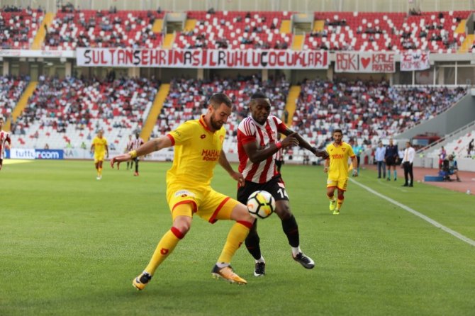 Süper Lig: D.G Sivasspor: 1 - Göztepe: 2 (İlk yarı)