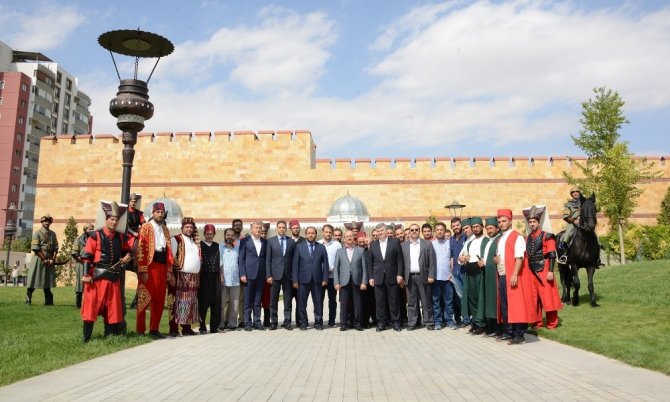 Selçuklu ve Osmanlı mimarisinden izler taşıyan “Ecdat Parkı” tamamlandı