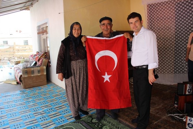 Eli bastonlu yaşlı adamın İstiklal Marşı duyarlılığı takdir topladı