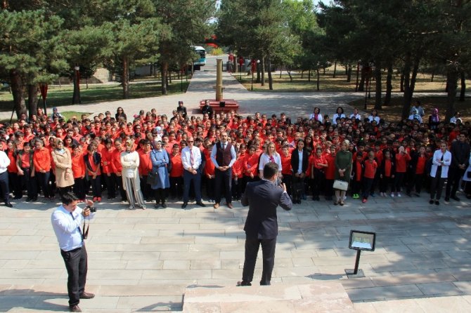 Atatürk Üniversitesi Vakıf Okulları öğrencileri, ilk dersi Kars Kapı Şehitliği’nde yaptı