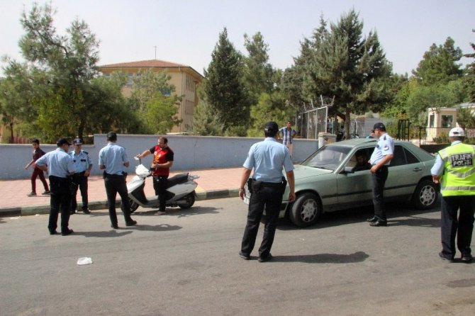 Okullar önlerinde polisten şok uygulama
