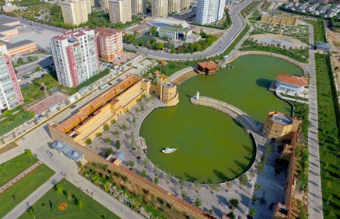 Selçuklu ve Osmanlı mimarisinden izler taşıyan “Ecdat Parkı” tamamlandı