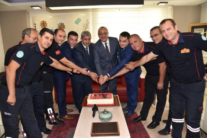 Başkan Ergün itfaiyecilerle birlikte pasta kesti