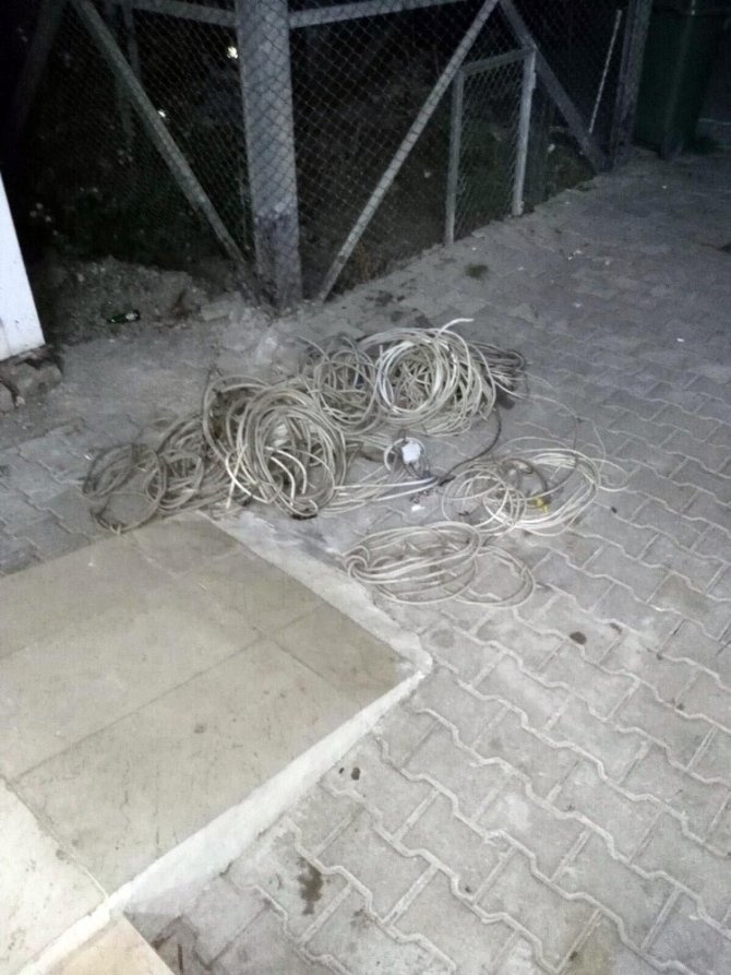 Kablo hırsızları demir kapının üzerinde yakalandı