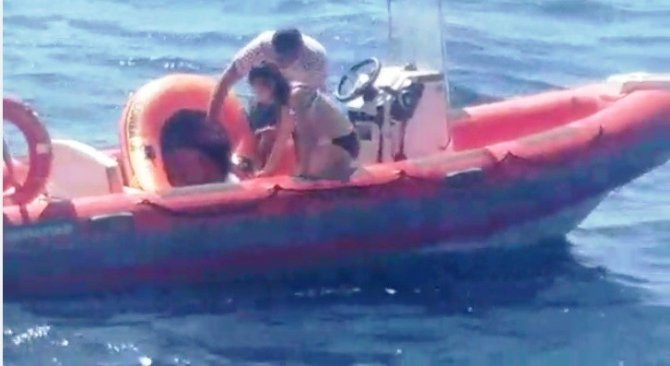 Denizde sürüklenen kadını itfaiye cankurtaran botu kurtardı