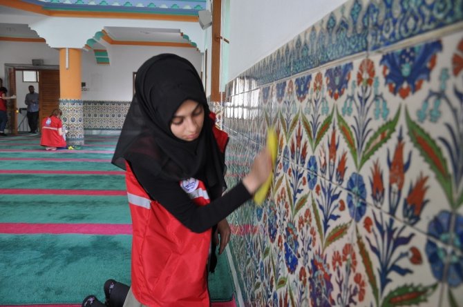 Gönüllü öğrenciler okul boyadı, cami temizledi