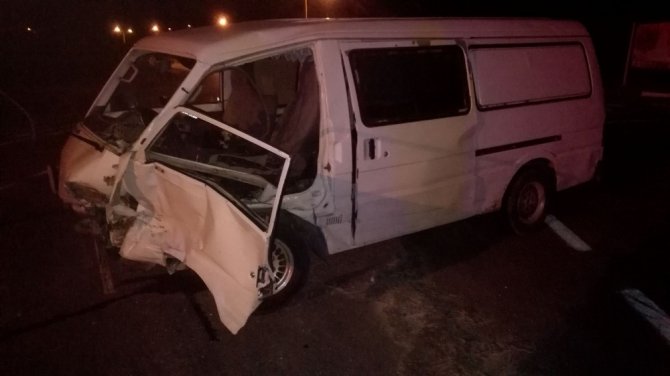 Kamyonet kaza yaptı, yola fırlayan sürücü hayatını kaybetti