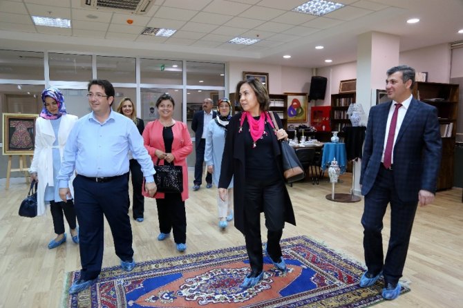 AK Partili kadınlar, Aksaray’da kadın aktivite merkezini gezdi