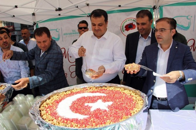 Sur’da 10 bin kişiye Türk bayrağıyla süslenmiş aşure dağıtıldı