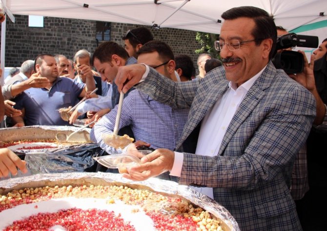 Sur’da 10 bin kişiye Türk bayrağıyla süslenmiş aşure dağıtıldı