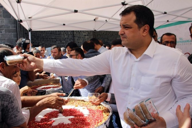 Sur’da 10 bin kişiye Türk bayrağıyla süslenmiş aşure dağıtıldı