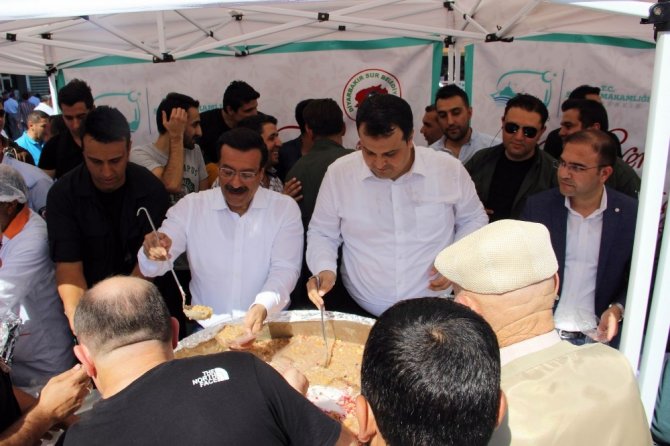 Sur’da 10 bin kişiye Türk bayrağıyla süslenmiş aşure dağıtıldı