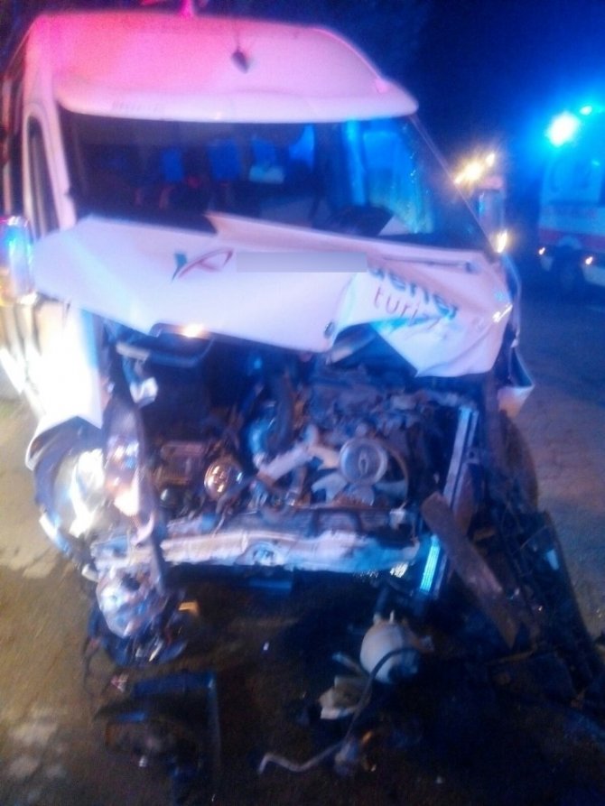 Servis minibüsü ile otomobil çarpıştı: 5 yaralı