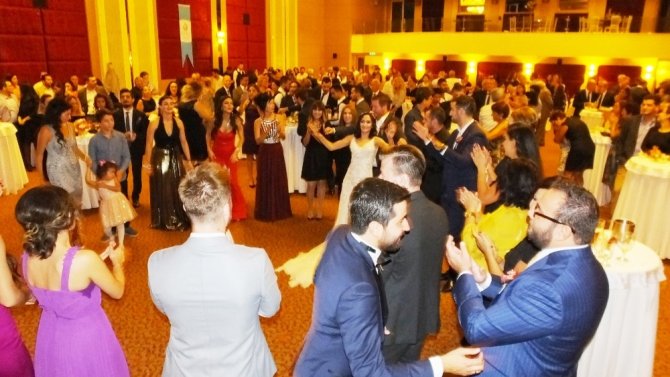 Burhaniye’de Kebapçıoğlu ve Özdemir ailelerinin mutlu günü