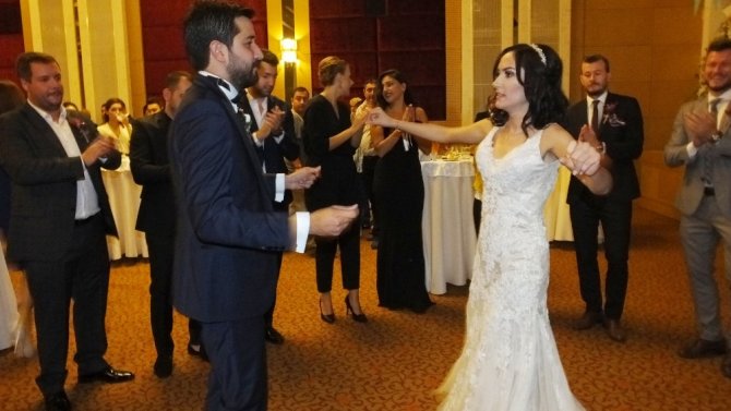 Burhaniye’de Kebapçıoğlu ve Özdemir ailelerinin mutlu günü