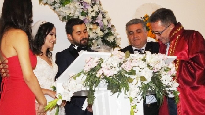 Burhaniye’de Kebapçıoğlu ve Özdemir ailelerinin mutlu günü