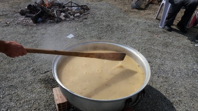 İmece usulü düğün helvası yapımı