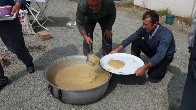İmece usulü düğün helvası yapımı