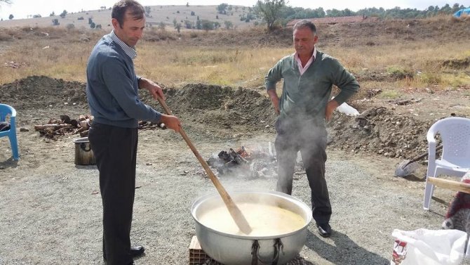 İmece usulü düğün helvası yapımı