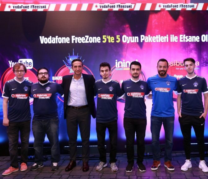 Vodafone Freezonelular, Supermassive oyuncularından koçluk aldı