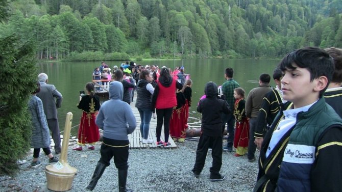 Bitlisli öğrenciler Borçka Karagöl’ü ziyaret etti