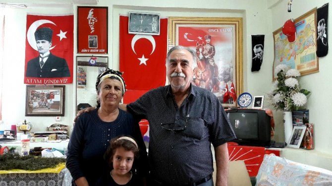 Atatürk hayranı vatandaş bağ evini Türk bayrakları ve Atatürk posterleri ile kapladı