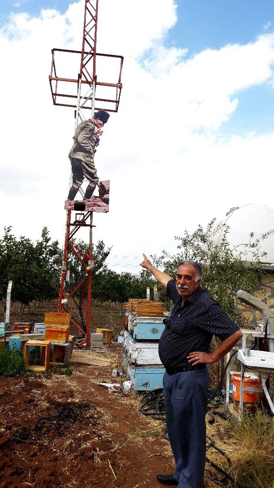 Atatürk hayranı vatandaş bağ evini Türk bayrakları ve Atatürk posterleri ile kapladı