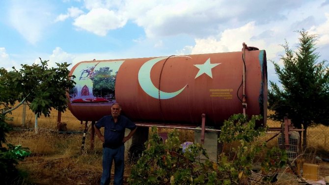 Atatürk hayranı vatandaş bağ evini Türk bayrakları ve Atatürk posterleri ile kapladı