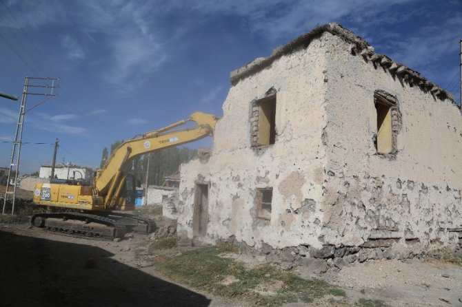 Soysallı Mahallesinde metruk ev yıkım çalışması