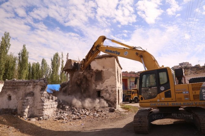 Soysallı Mahallesinde metruk ev yıkım çalışması