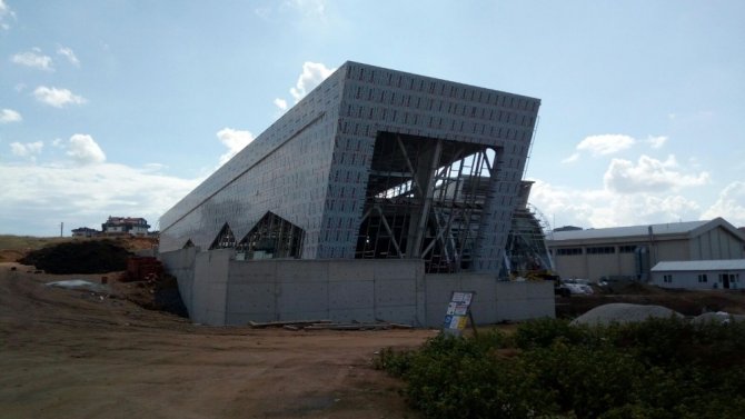 Çayırova yarı olimpik yüzme havuzu yükseliyor