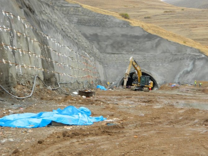 Posof Ulgar Dağı Tüneli’nde çalışmalar yoğunlaştı