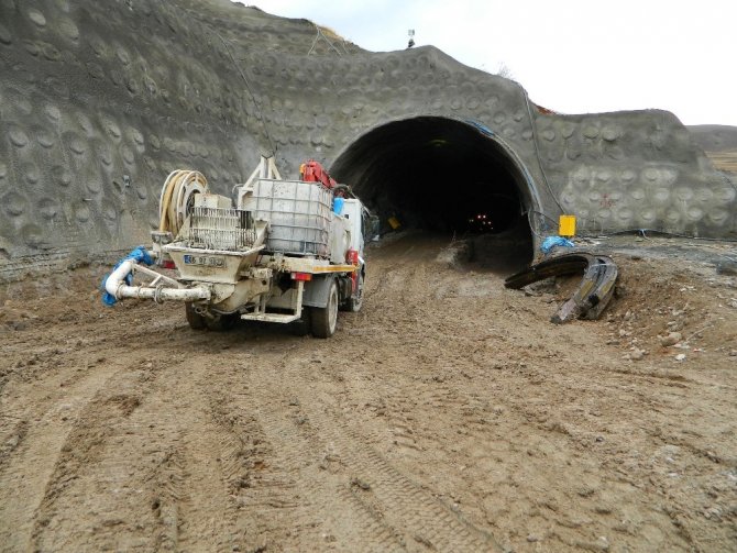 Posof Ulgar Dağı Tüneli’nde çalışmalar yoğunlaştı