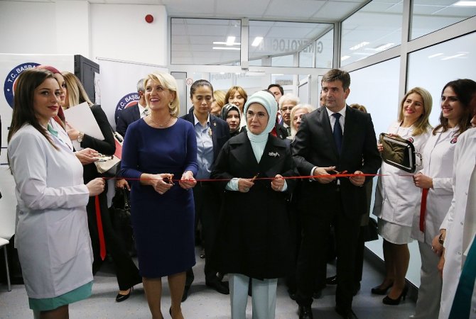 Emine Erdoğan, Yeni Pazar’da hastane ziyaret etti