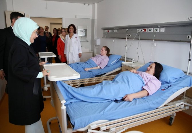 Emine Erdoğan, Yeni Pazar’da hastane ziyaret etti