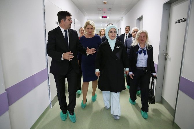 Emine Erdoğan, Yeni Pazar’da hastane ziyaret etti