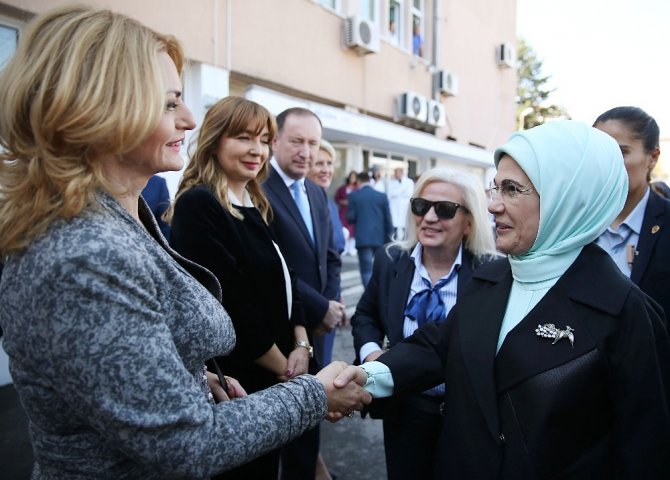 Emine Erdoğan, Yeni Pazar’da hastane ziyaret etti