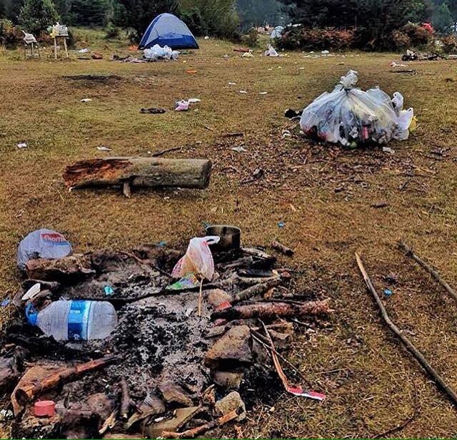 Kamp yaptıkları alanı çöplüğü çevirdiler