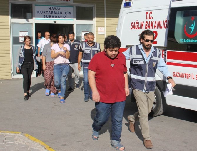 Gaziantep’te polisle girdiği çatışmada yaralanan zanlının yakınları adliyeye sevk edildi