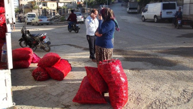 Ev hanımları salçalık biber alma telaşında
