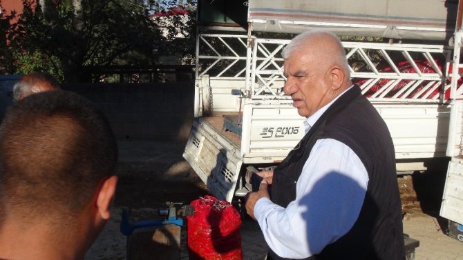 Ev hanımları salçalık biber alma telaşında