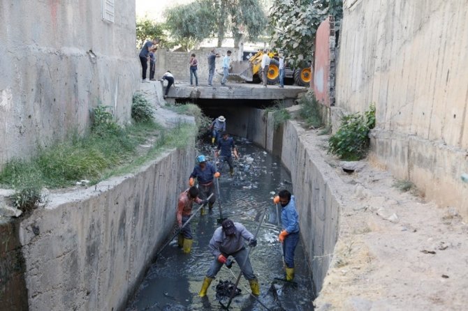 Cizre Belediyesi açık yağmurlama kanallarında temizlik çalışması başlattı
