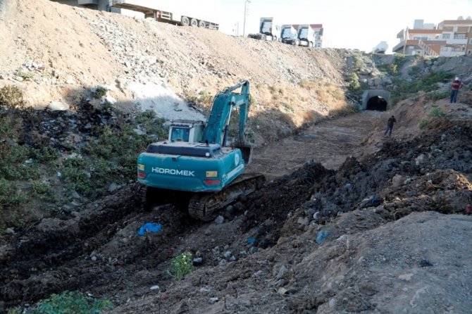 Cizre Belediyesi açık yağmurlama kanallarında temizlik çalışması başlattı