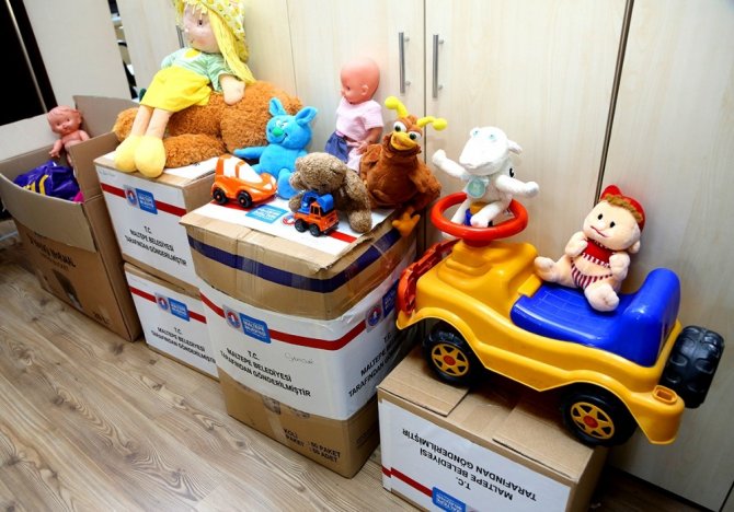 Kumbarada toplanan oyuncaklar köy okullarına gönderildi