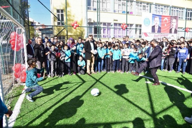 Osmangazi Ortaokulu sentetik saha öğrencilerin hizmetine açıldı
